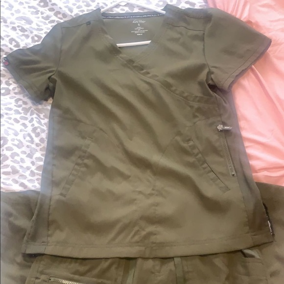 Xsmall/small olive green scrubs. Gently used - Picture 4 of 13